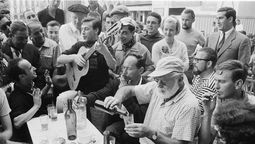 Ernest Hemingway en la fiesta de San Fermín, España, en 1959.