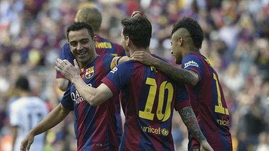 Messi, Neymar y Xavi celebran un gol en el Barcelona.