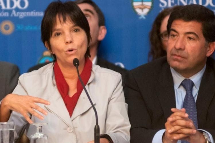 Sigue la guerra Del Pont vs Echegaray, ahora vía Carrió