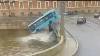 Tras caer del puente, el autobus se hundió en el río con 20 personas a bordo. Tras caer del puente, el autobus se hundió en el río con 20 personas a bordo.
