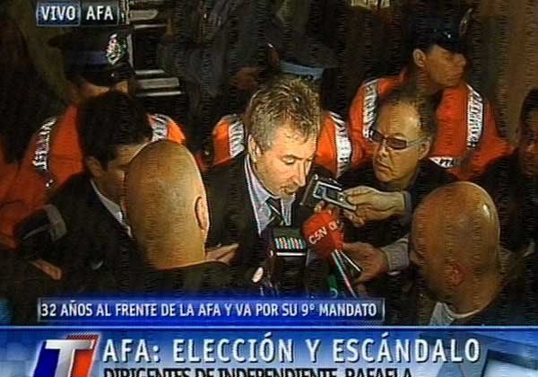 La imagen es de mala calidad pero es documental: Daniel Vila en puerta de AFA el 18/10/2011, cuando luchaba contra Julio Grondona. La imagen es de mala calidad pero es documental: Daniel Vila en puerta de AFA el 18/10/2011, cuando luchaba contra Julio Grondona.