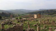 Las ruinas romanas de Djemila, en el norte de Argelia, conservan foros, basílicas y arcos monumentales en un entorno montañoso casi intacto. Las ruinas romanas de Djemila, en el norte de Argelia, conservan foros, basílicas y arcos monumentales en un entorno montañoso casi intacto.