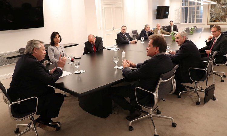 El presidente Alberto Fernández anoche (11/06) con directivos de Vicentin y funcionarios de su Gabinete en la residencia de Olivos. Foto: Presidencia de la Nación