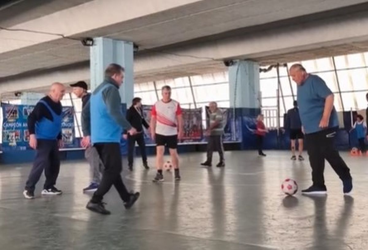 El fútbol caminando para mayores de 60 años se practica desde hace cuatro años en la zona de Parque Chacabuco, organizado por la Fundación Rafam. (Foto captura video en Instagram).