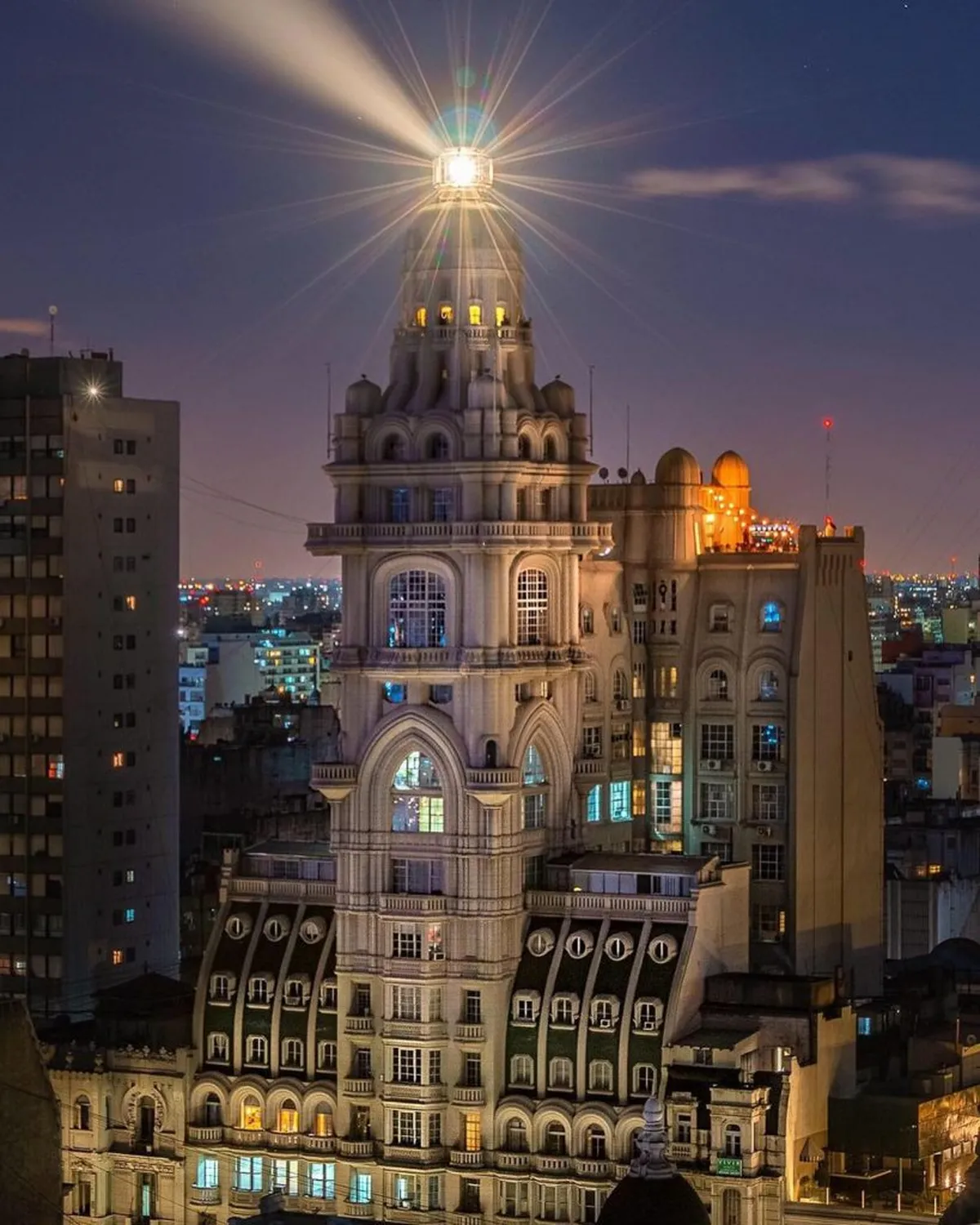 La cúpula del Palacio Barolo iluminando Buenos Aires. Foto: Piso Compartido Buenos Aires