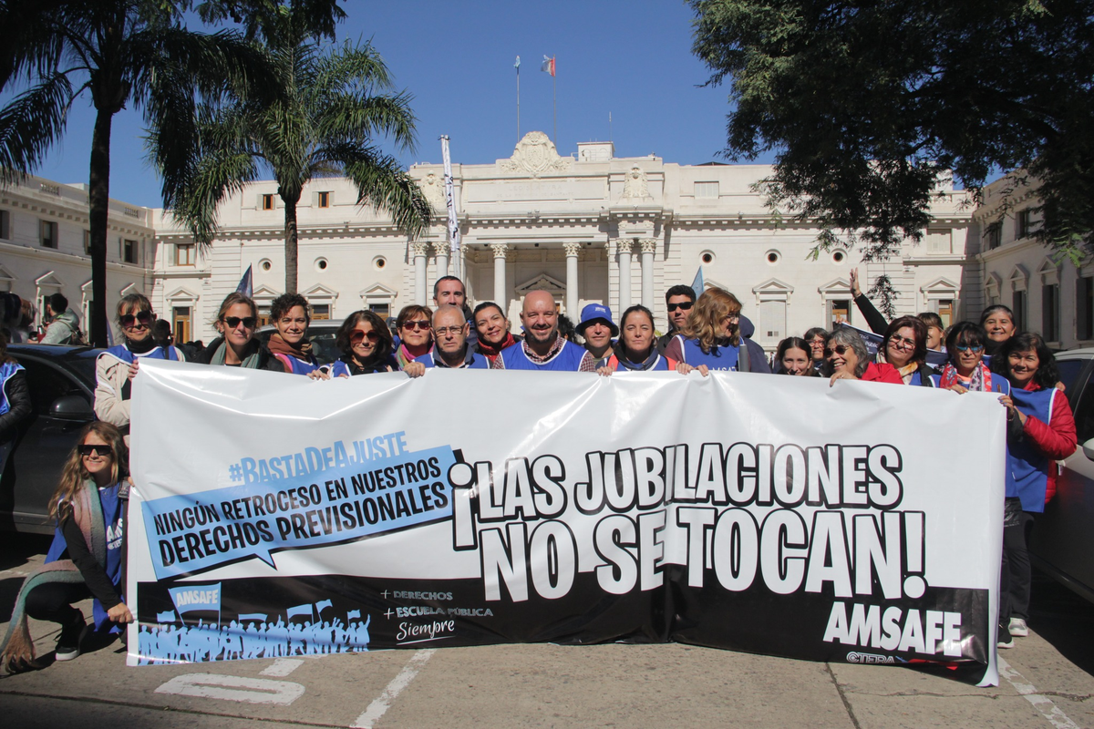 La reforma previsional ha generado un fuerte rechazo entre los docentes, quienes consideran que perjudica sus derechos jubilatorios. La reforma previsional ha generado un fuerte rechazo entre los docentes, quienes consideran que perjudica sus derechos jubilatorios.