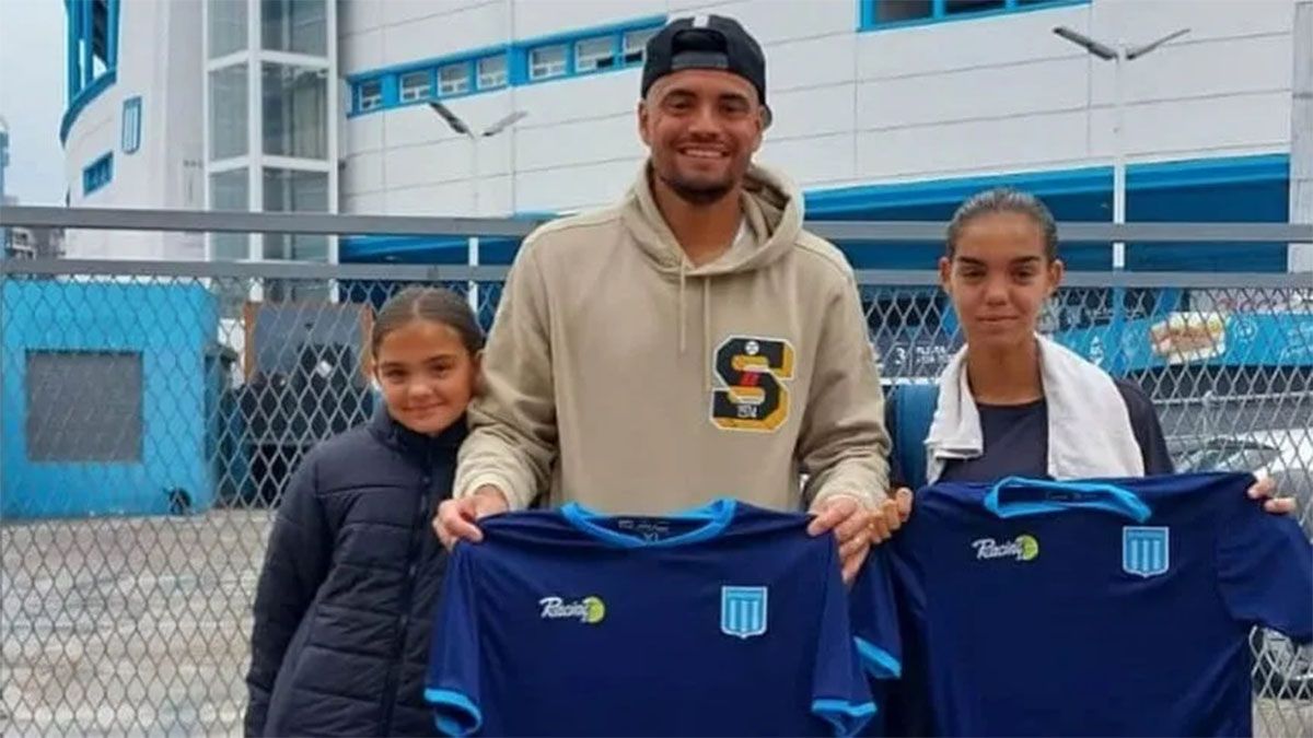 Fernando Gago llegó a Buenos Aires y se prepara para asumir como nuevo técnico de Boca mientras que Sergio Romero posó con una camiseta de Racing. (Foto: Gentileza: TyC Sports/ @TenisRacingClub) Fernando Gago llegó a Buenos Aires y se prepara para asumir como nuevo técnico de Boca mientras que Sergio Romero posó con una camiseta de Racing. (Foto: Gentileza: TyC Sports/ @TenisRacingClub)