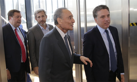 Cambiemos: Héctor Magnetto entre Nicolás Dujovne y Rogelio Frigerio.