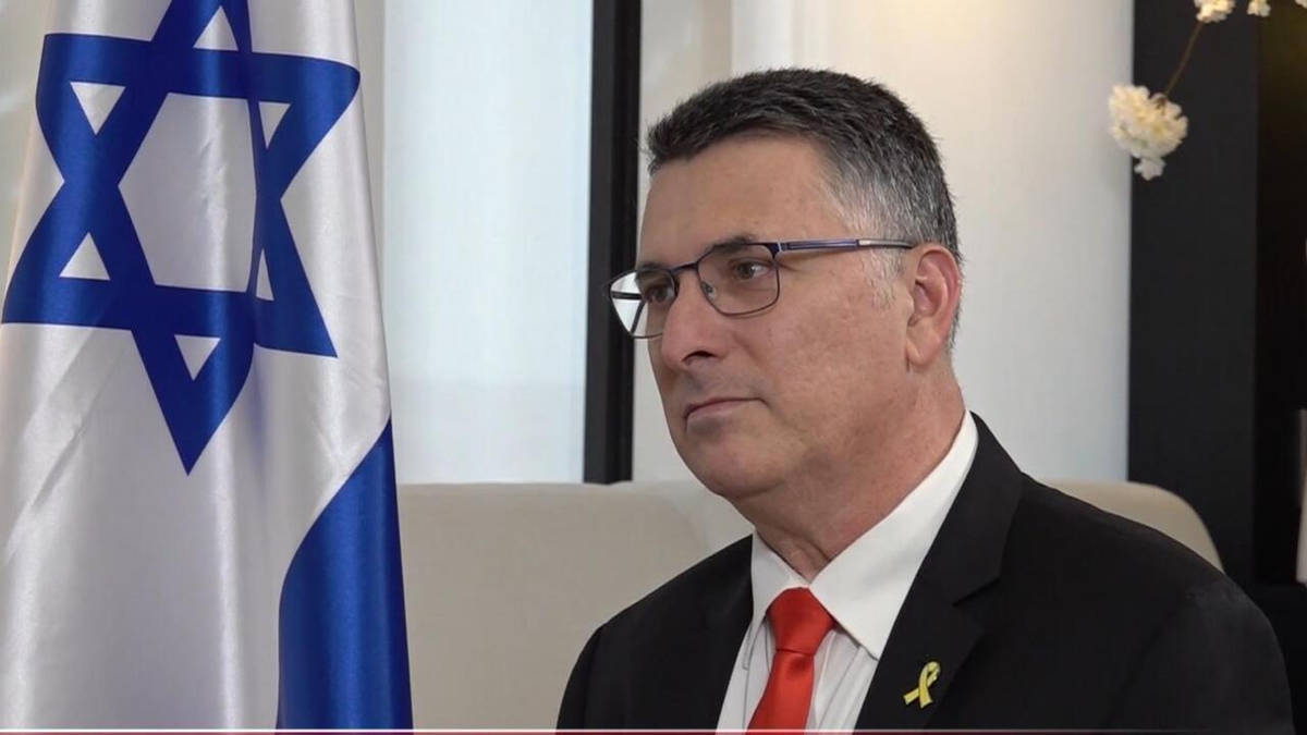 Gideon Saar manifestó a fuentes cercanas a Haaretz que la clave para reanudar el diálogo con Líbano está en la&nbsp; rendición de Hezbolá.