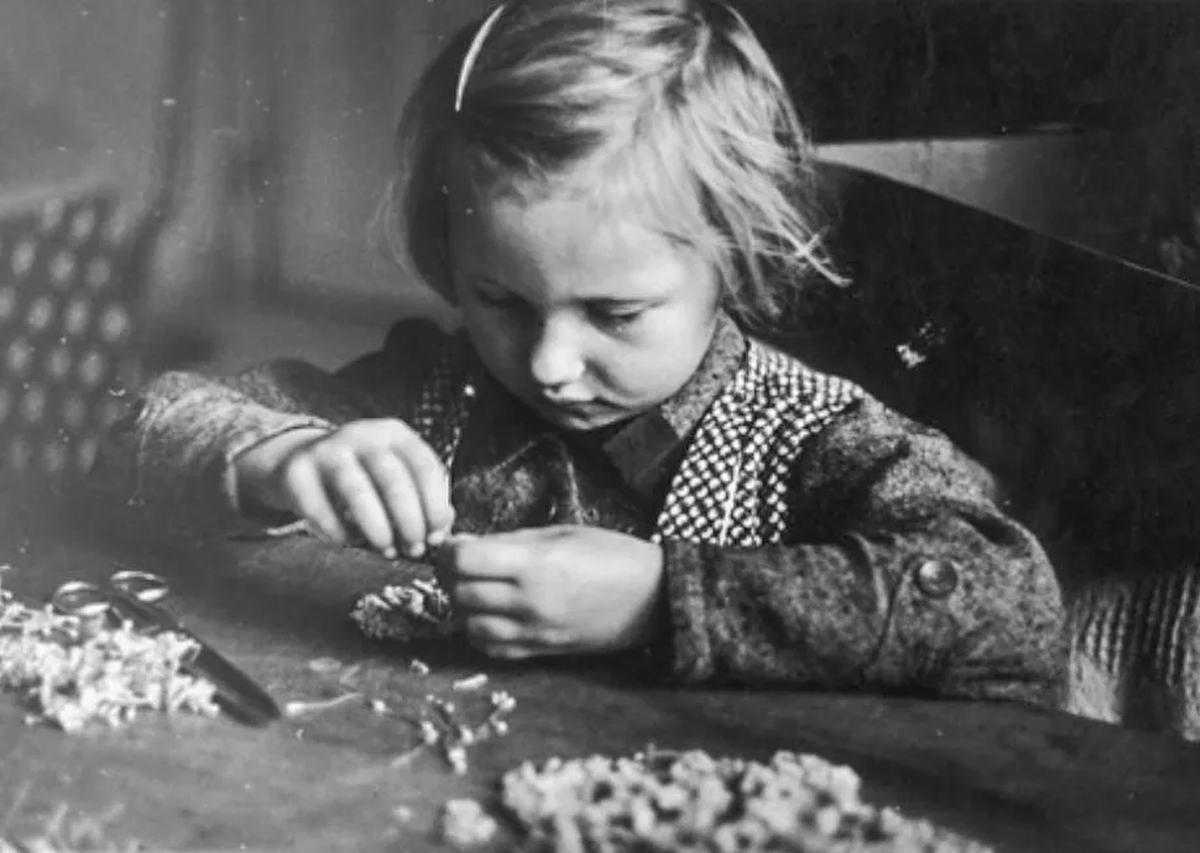  Niña haciendo flores artificiales, alrededor del 1930 | GENTILEZA Annemarie Schwarzenbach / Schweizerische Niña haciendo flores artificiales, alrededor del 1930 | GENTILEZA Annemarie Schwarzenbach / Schweizerische