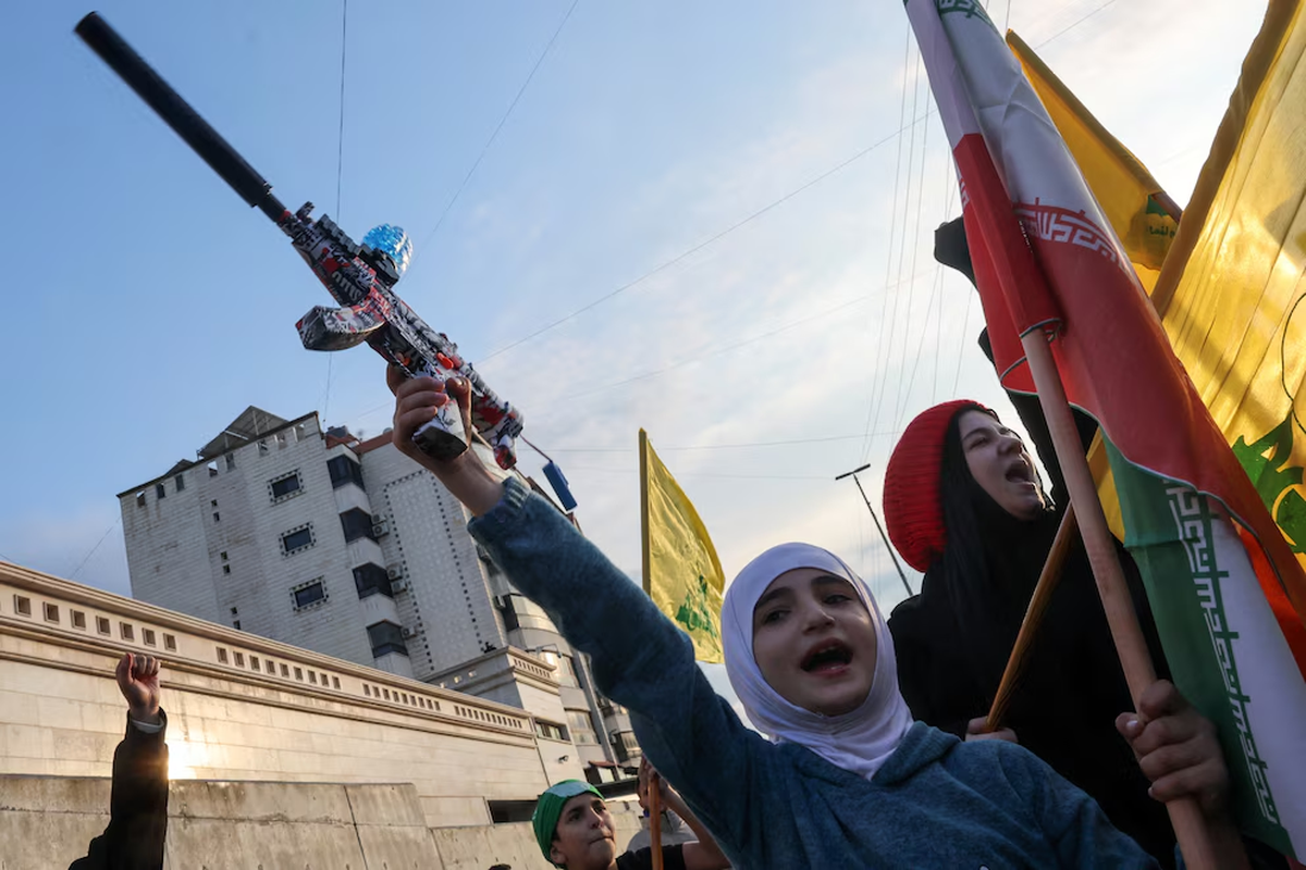 Una niña sostiene una pistola de juguete durante una manifestación contra la expulsión del embajador del régimen iraní en Líbano, en medio del aumento de las hostilidades entre Israel y Hezbollah, mientras continúa el conflicto entre Estados Unidos, Israel e Irán, en Beirut, Líbano, el 26 de marzo de 2026 | GENTILEZA REUTERS Una niña sostiene una pistola de juguete durante una manifestación contra la expulsión del embajador del régimen iraní en Líbano, en medio del aumento de las hostilidades entre Israel y Hezbollah, mientras continúa el conflicto entre Estados Unidos, Israel e Irán, en Beirut, Líbano, el 26 de marzo de 2026 | GENTILEZA REUTERS