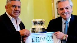 Alberto Fernández con Chiqui Tapia y la remera de la Selección Argentina.