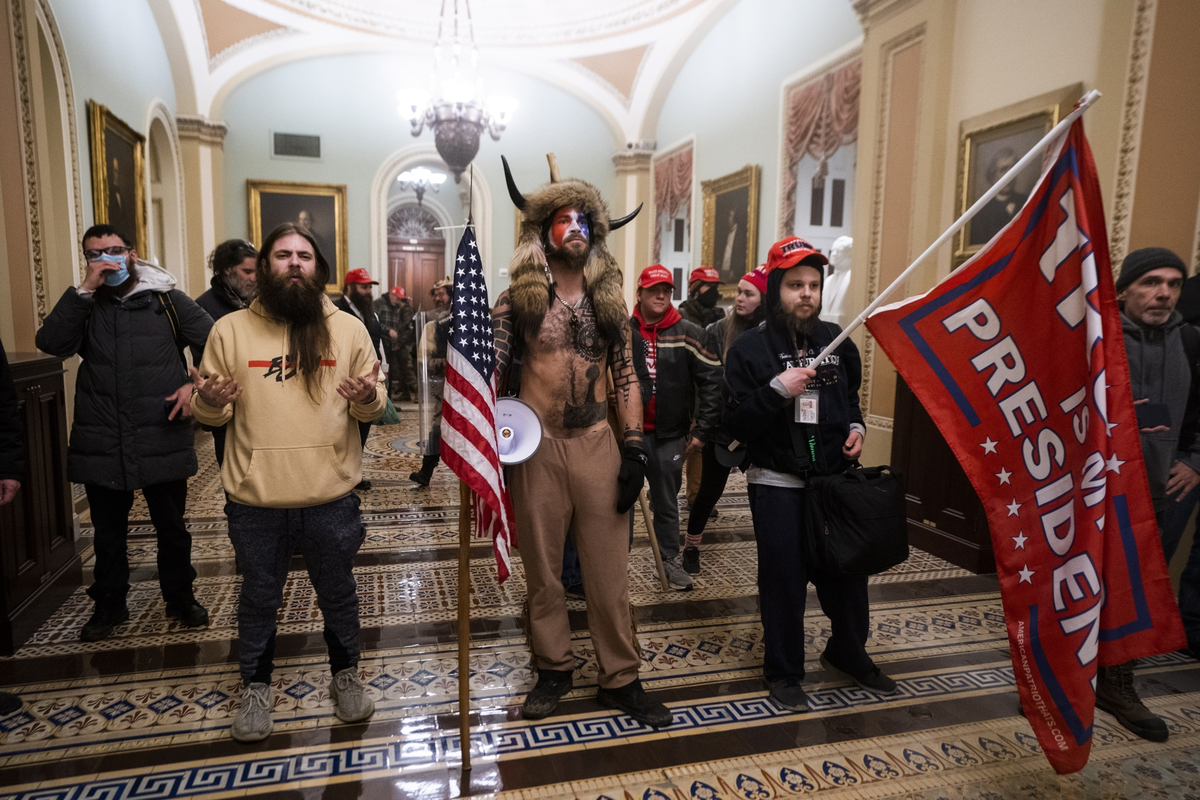 Donald Trump indultó a los detenidos por el asalto al Capitolio en 2021 Donald Trump indultó a los detenidos por el asalto al Capitolio en 2021