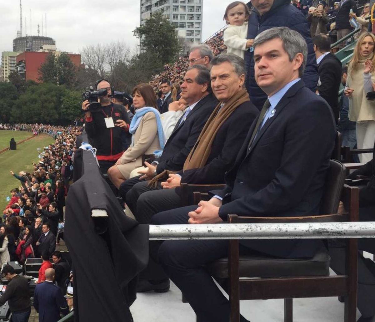 Mauricio Macri en el Campo Argentino de Polo al cierre del desfile militar conmemorativo de los 200 a&ntilde;os de la Independencia. En la foto, Marcos Pe&ntilde;a, Julio Mart&iacute;nez, Patricia Bullrich y otras autoridades. FOTO NA:PRESIDENCIA.