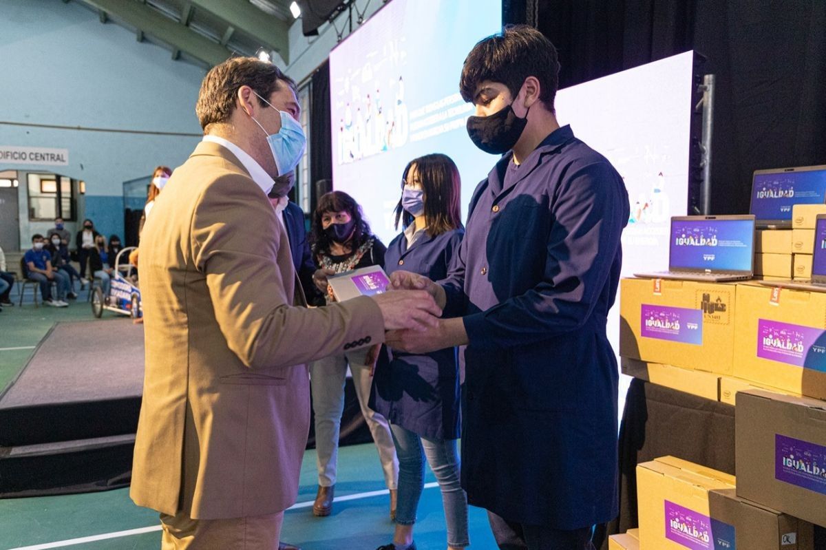 YPF y su Fundación entregaron material educativo en Comodoro Rivadavia