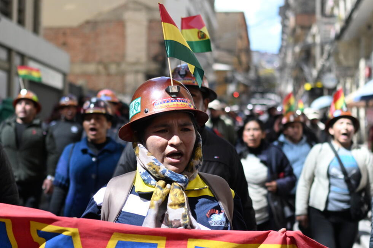 Rodrigo Paz envía a los militares a controlar las rutas y calles de Bolivia Rodrigo Paz envía a los militares a controlar las rutas y calles de Bolivia