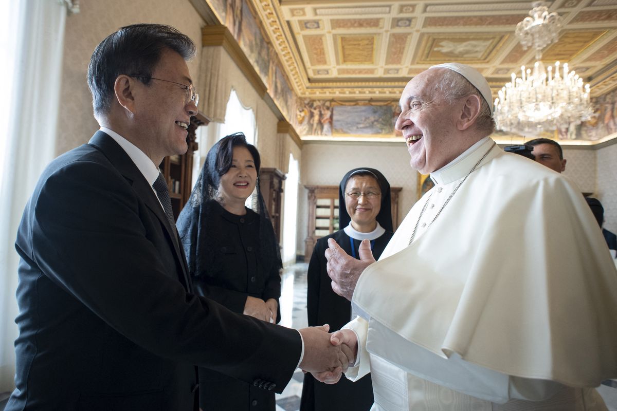 Esta foto tomada muestra al Papa Francisco estrechando la mano del presidente de Corea del Sur, Moon Jae-in (izquierda), mientras su esposa Kim Jung-sook (centro) observa durante una audiencia privada en el Vaticano, antes de la cumbre del G20 de líderes mundiales para discutir el cambio climático, el covid-19 y la recuperación global pospandémica. Foto: AFP / MEDIOS DEL VATICANO