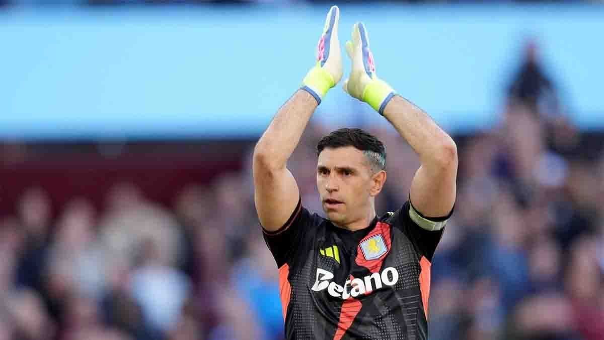 EmilianoDibu Martínez volvió a Francia para afrontar con el Aston Villa el partido anteel París Saint Germain por los cuartos de final de la Champions League.