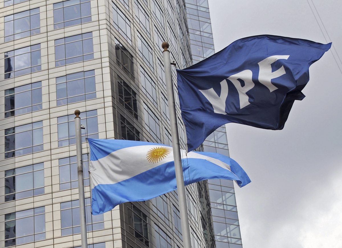 Tensión por YPF mientras el presidente Fernández lanza renta inesperada. Empresarios preguntan si se va a hacer o no el gasoducto Néstor Kirchner.