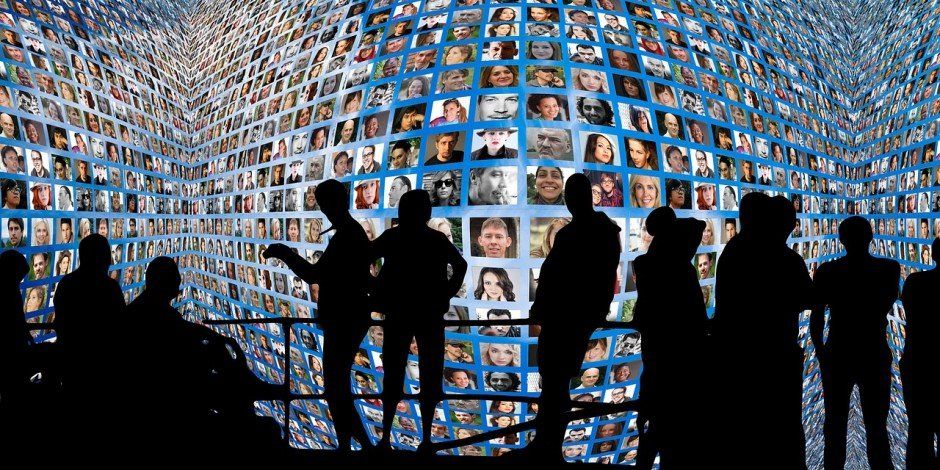 Influencers, uno de los desafíos al periodismo en crisis.