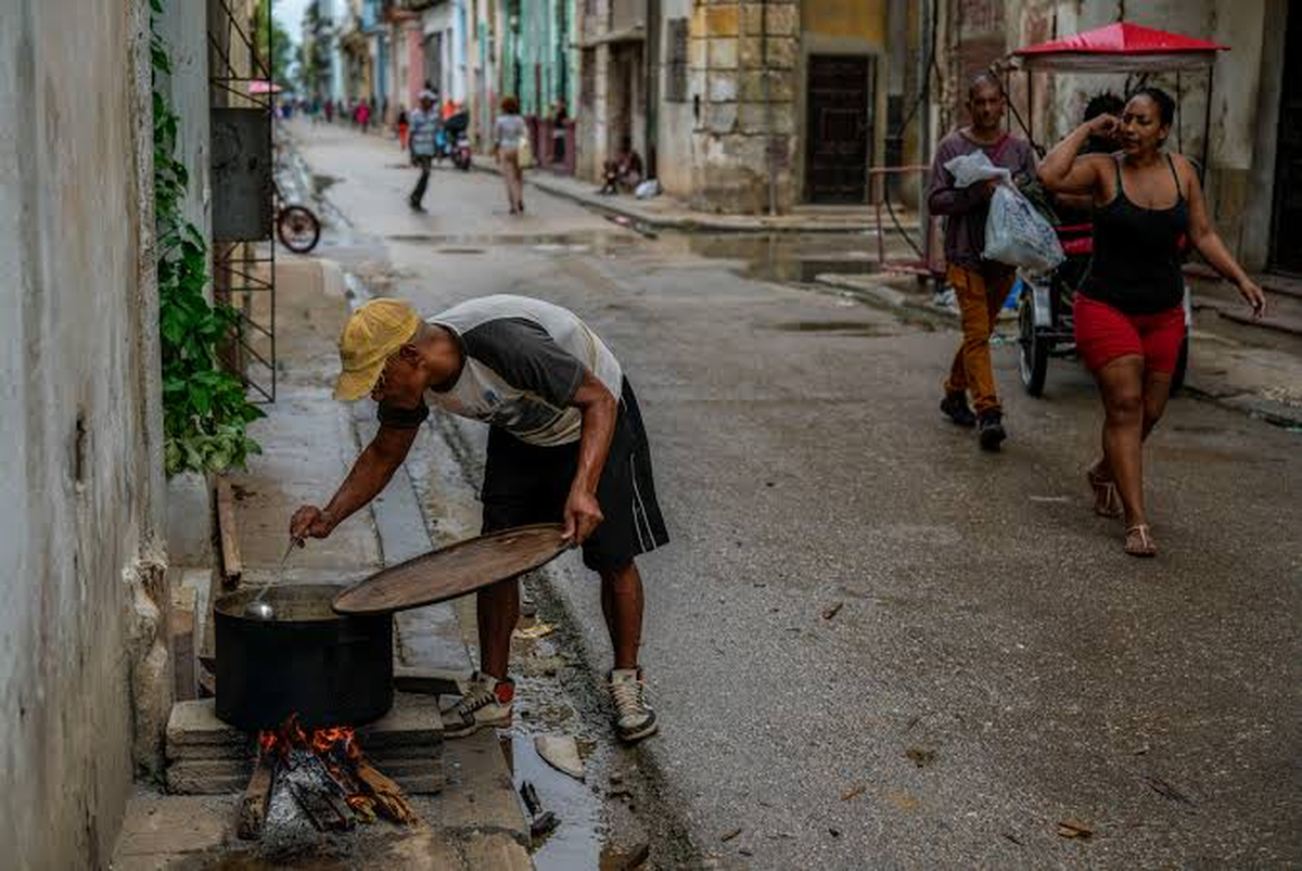Los cubanos cocinan a leña frente a la escasez de combustible, la falta de gaz y la crisis energética. Los cubanos cocinan a leña frente a la escasez de combustible, la falta de gaz y la crisis energética.