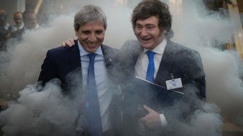 Javier Milei, Luis Caputo y la máquina de humo