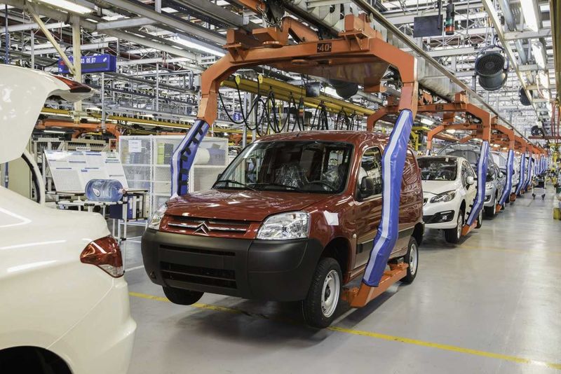 La industria automotriz en declive: caída en producción y exportaciones en mayo