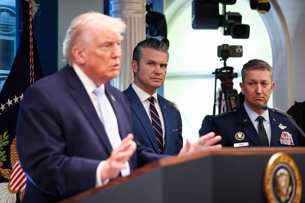 El secretario de Defensa de Estados Unidos, Pete Hegseth, y el presidente del Estado Mayor Conjunto, general Dan Caine, escuchan al presidente Donald Trump El secretario de Defensa de Estados Unidos, Pete Hegseth, y el presidente del Estado Mayor Conjunto, general Dan Caine, escuchan al presidente Donald Trump