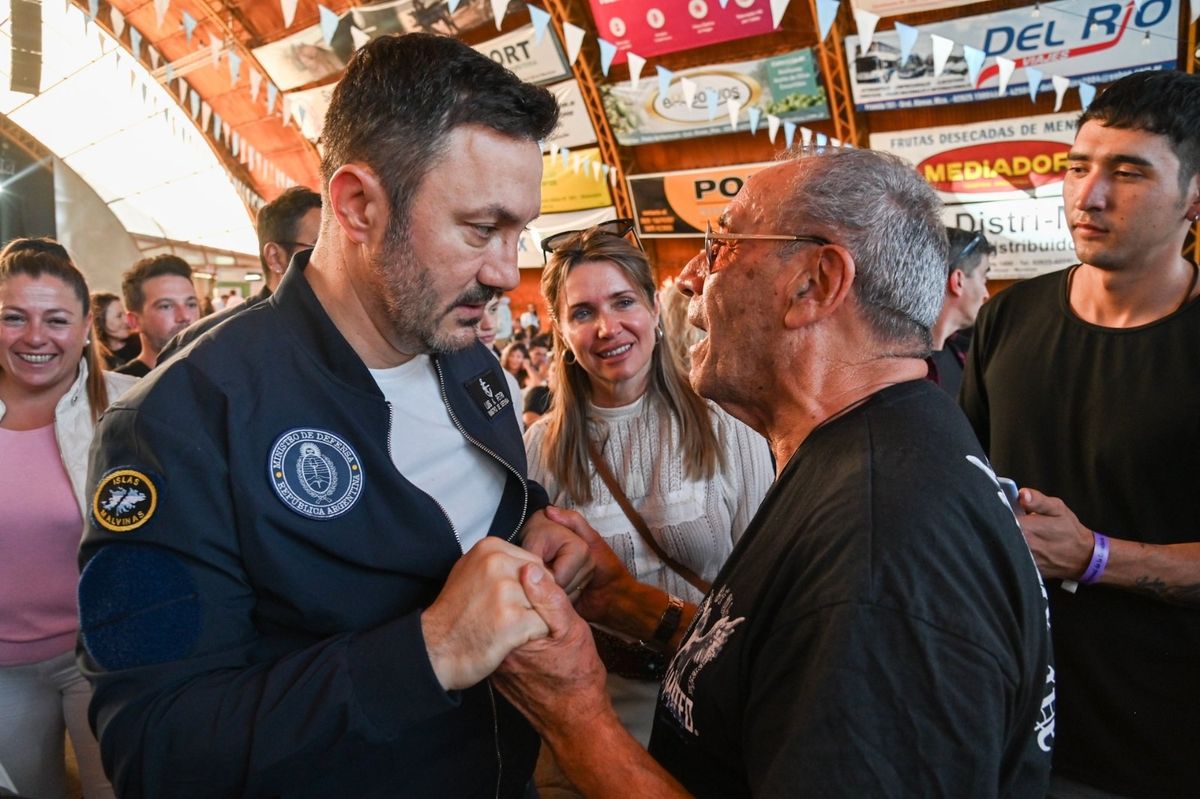Luis Petri con campera naval y emblema de Malvinas sin pensar en Malvinas, sólo en su campaña electoral.