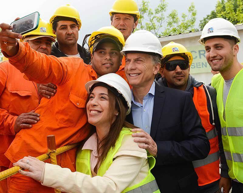 12/10/2016: Mauricio Macri, María Eugenia Vidal, y obreros en Haedo (GBA) en el soterramiento del Ferrocarril Sarmiento, que hace IECSA. Por ahora, poca obra pública avanza. (Foto NA)
