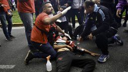 El momento de que el disparo del gendarme Guerrero impacta en la cabeza de Pablo Grillo. El momento de que el disparo del gendarme Guerrero impacta en la cabeza de Pablo Grillo.