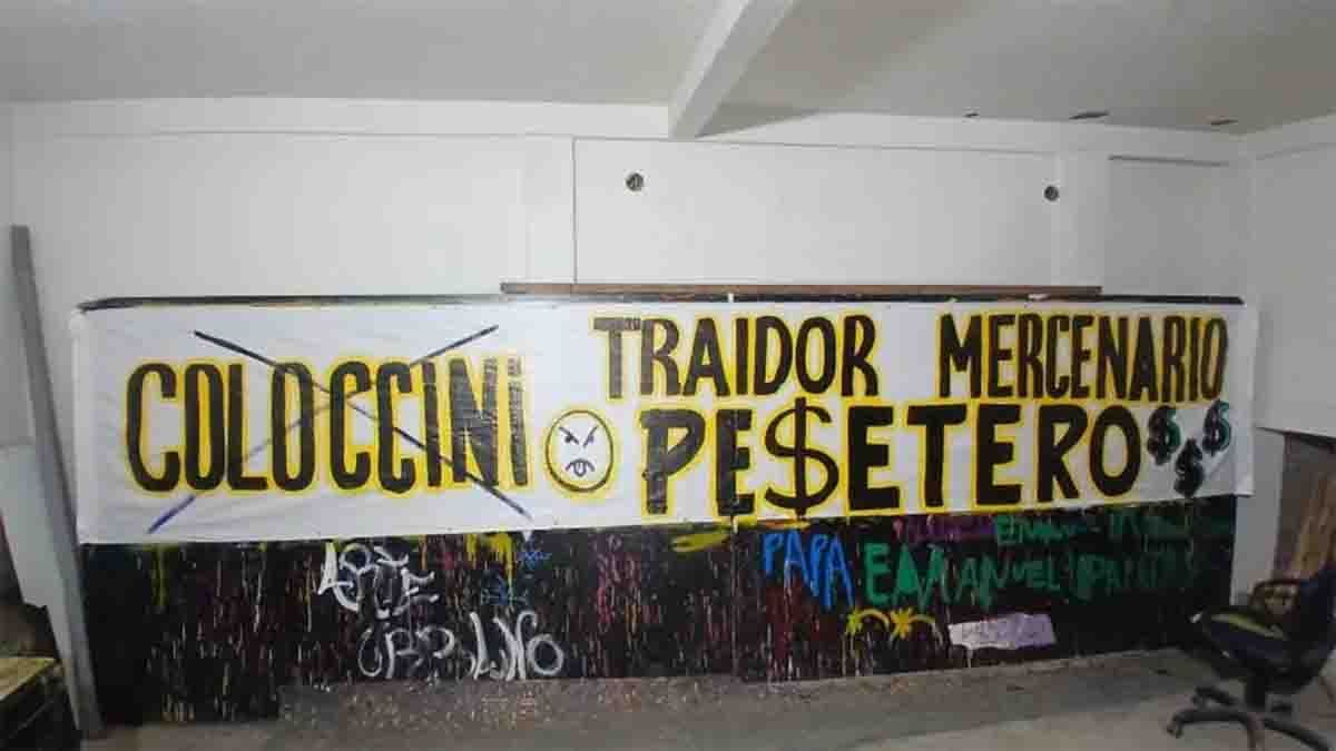 Los hinchas de Boca colocaron pasacalles contra Juan Román Riquelme en el predio de Ezeiza antes de que se conociera el despido de Fernando Gago. (Foto: Gentileza: TyC Sport) Los hinchas de Boca colocaron pasacalles contra Juan Román Riquelme en el predio de Ezeiza antes de que se conociera el despido de Fernando Gago. (Foto: Gentileza: TyC Sport)