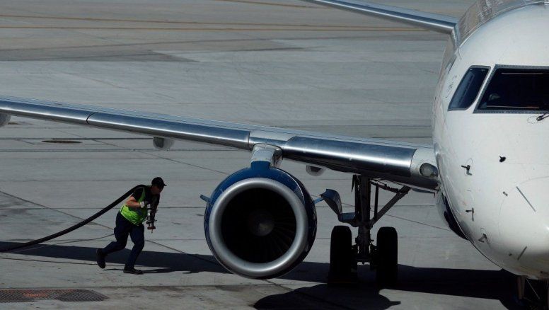 La guerra del combustible aéreo escala: Medio Oriente recorta 13.000 vuelos en mayo
