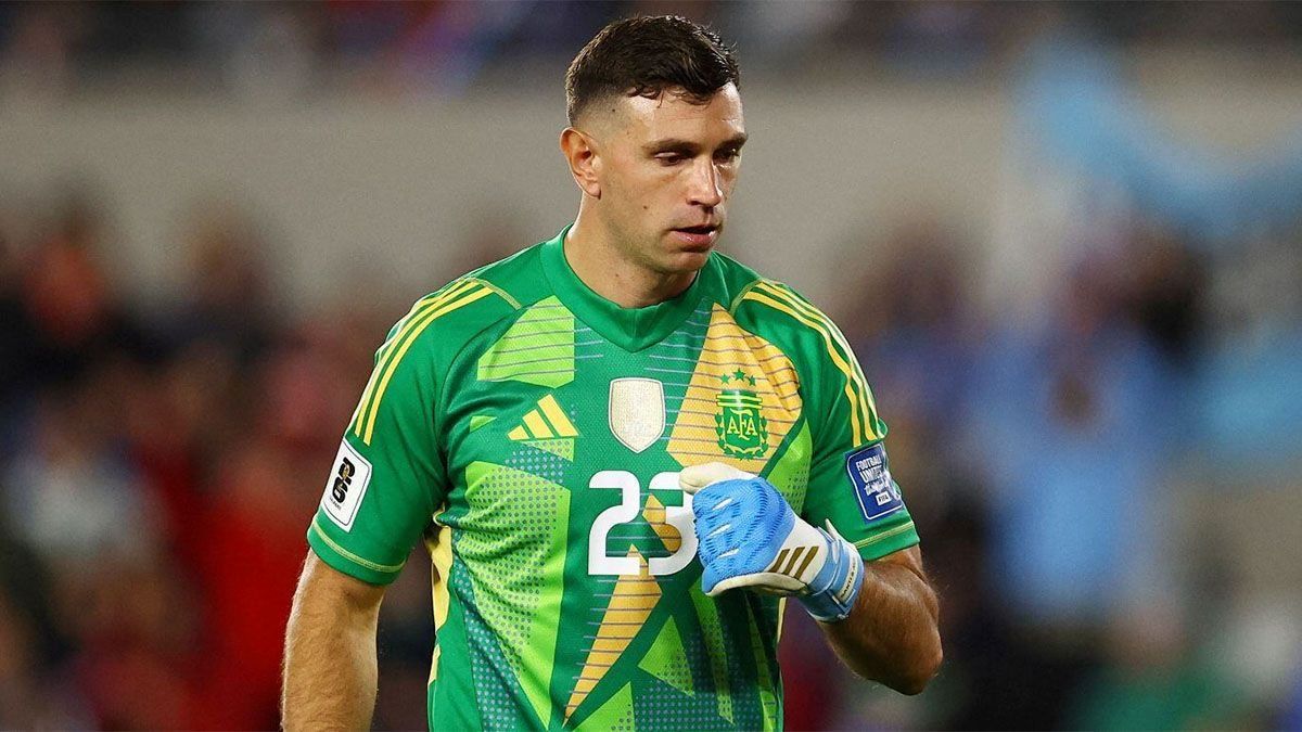 EmilianoDibu Martínez lanzó un polémico posteo tras la caída de Argentina ante Paraguay2-1 por las Eliminatorias para el Mundial 2026.
