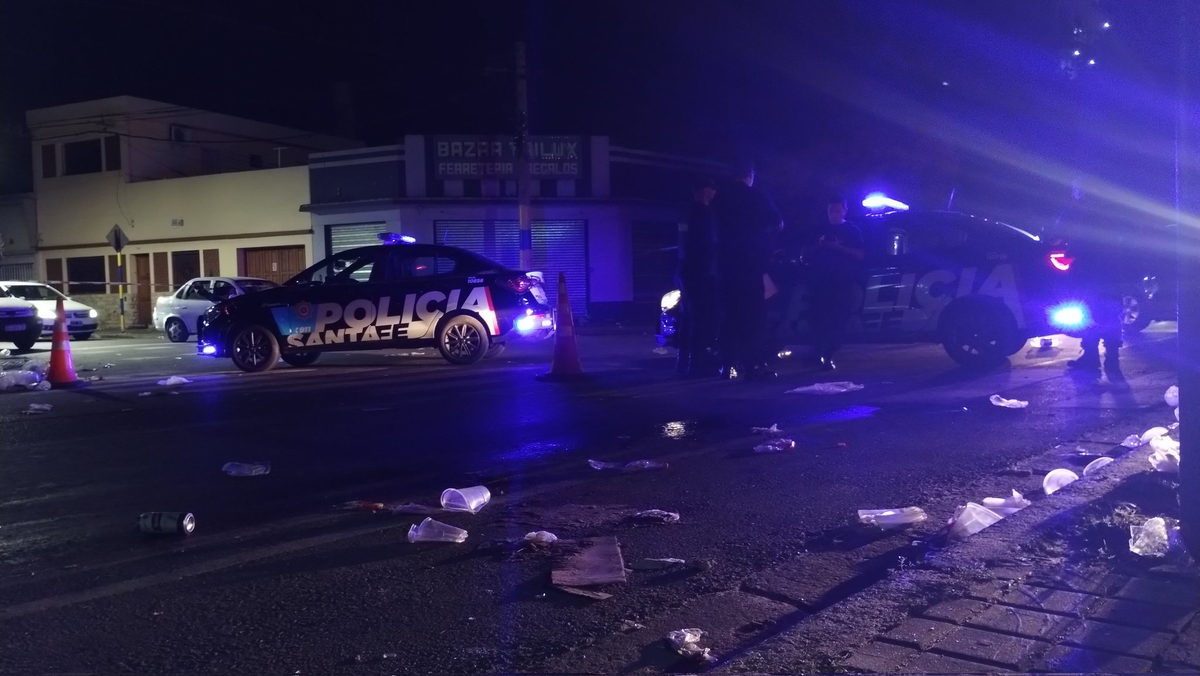 Según lo comentado por testigos, las luces de alumbrado público fueron apagadas minutos antes de que finalice el cotejo entre Rosario Central y San Lorenzo. Según lo comentado por testigos, las luces de alumbrado público fueron apagadas minutos antes de que finalice el cotejo entre Rosario Central y San Lorenzo.