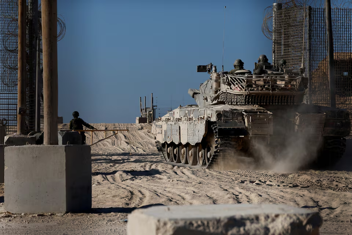 Un tanque israelí ingresa a la Franja de Gaza, en medio del conflicto en curso en Gaza entre Israel y Hamás, en el cruce de Kerem Shalom en el sur de Israel, el 11 de noviembre de 2024. REUTERS/Amir Cohen Un tanque israelí ingresa a la Franja de Gaza, en medio del conflicto en curso en Gaza entre Israel y Hamás, en el cruce de Kerem Shalom en el sur de Israel, el 11 de noviembre de 2024. REUTERS/Amir Cohen