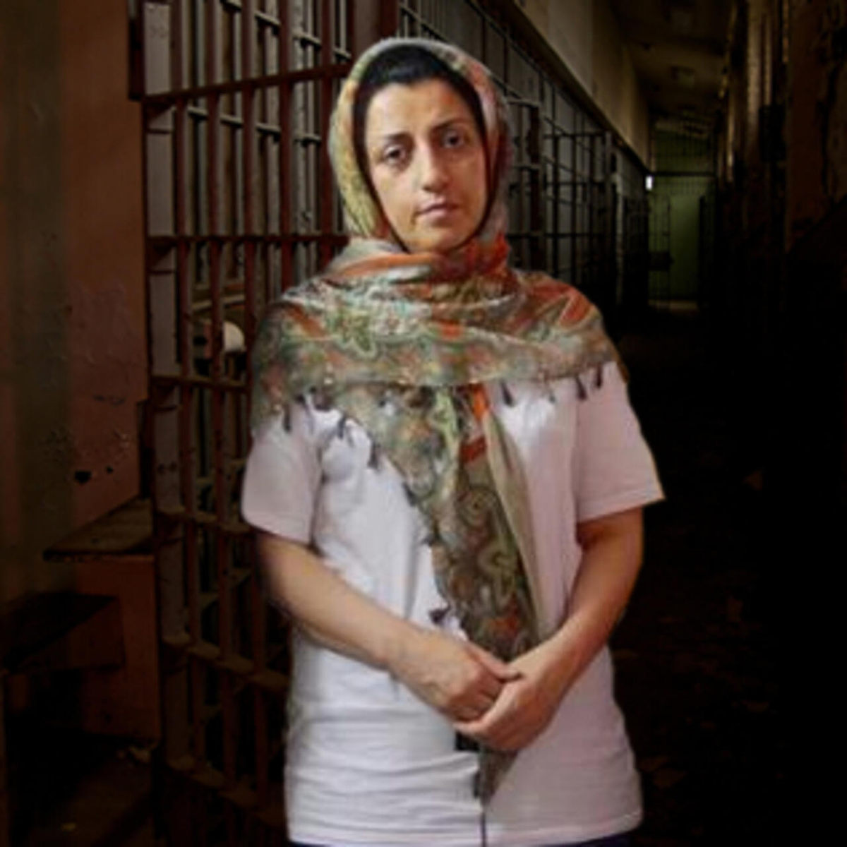 Hasta el año pasado Narges Mohammadi había estado en prisión, detenida arbitrariamente por cargos que incluyen difundir propaganda contra el Estado. Pero en diciembre de 2024 le fue concedido un permiso temporal de libertad condicional por motivos médicos