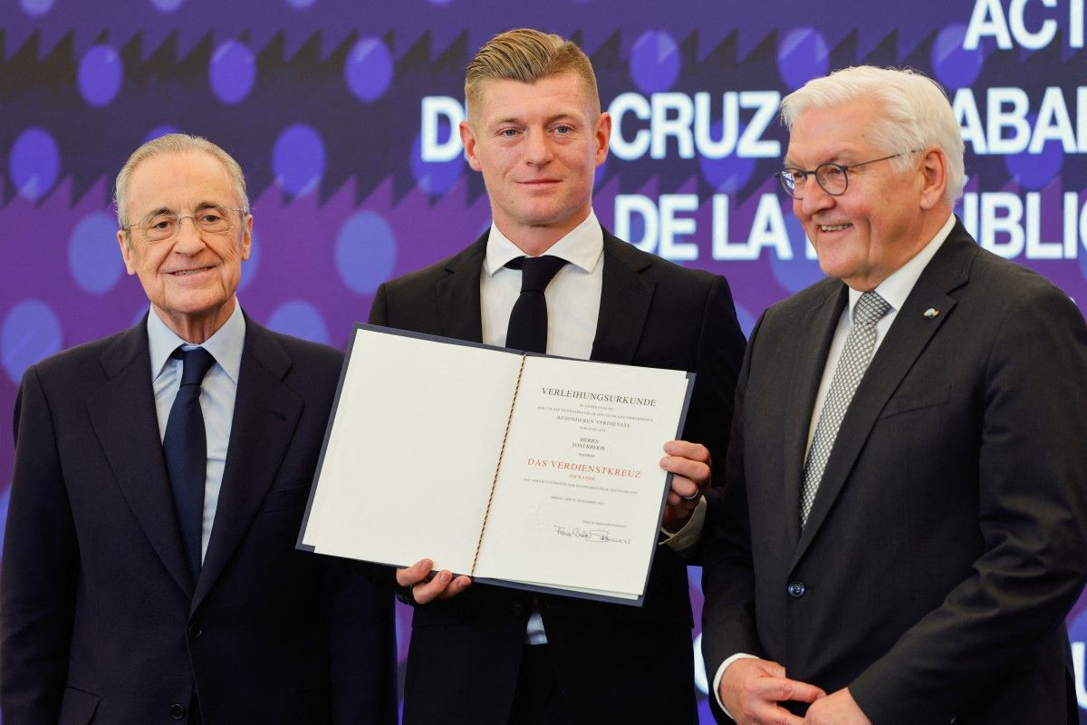 Toni Kroos recibió la Gran Cruz de la Orden del Mérito junto al presidente alemán Frank-Walter Steinmeier y Florentino Pérez en el Santiago Bernabéu, una imagen que refuerza su peso institucional dentro del Real Madrid. Toni Kroos recibió la Gran Cruz de la Orden del Mérito junto al presidente alemán Frank-Walter Steinmeier y Florentino Pérez en el Santiago Bernabéu, una imagen que refuerza su peso institucional dentro del Real Madrid.