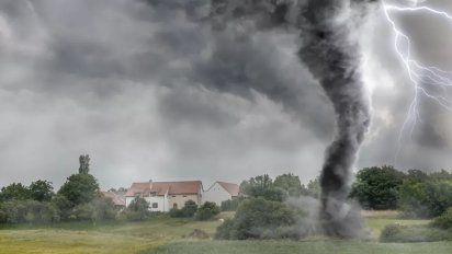 Violento tornado arrasó un pueblo: Impactante video desde adentro
