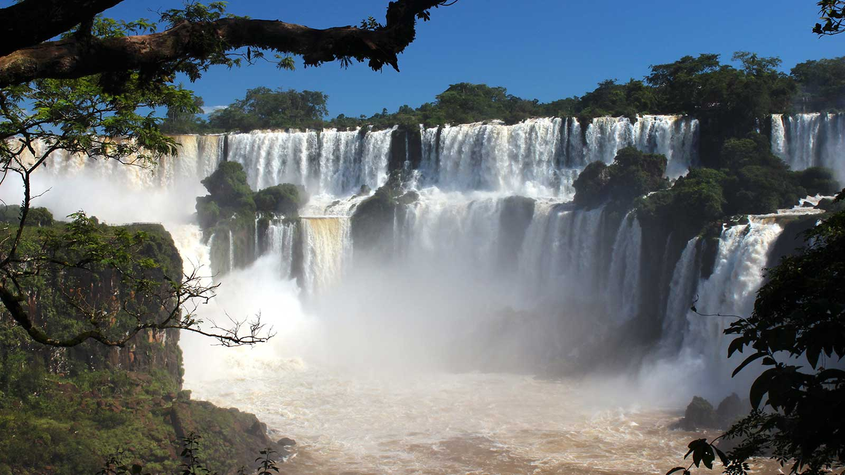 Muchos turistas aprovechan a viajar en las vacaciones de invierno a las Cataratas ya que la temperatura no es tan alta como en el verano. Foto: MisionesOnline