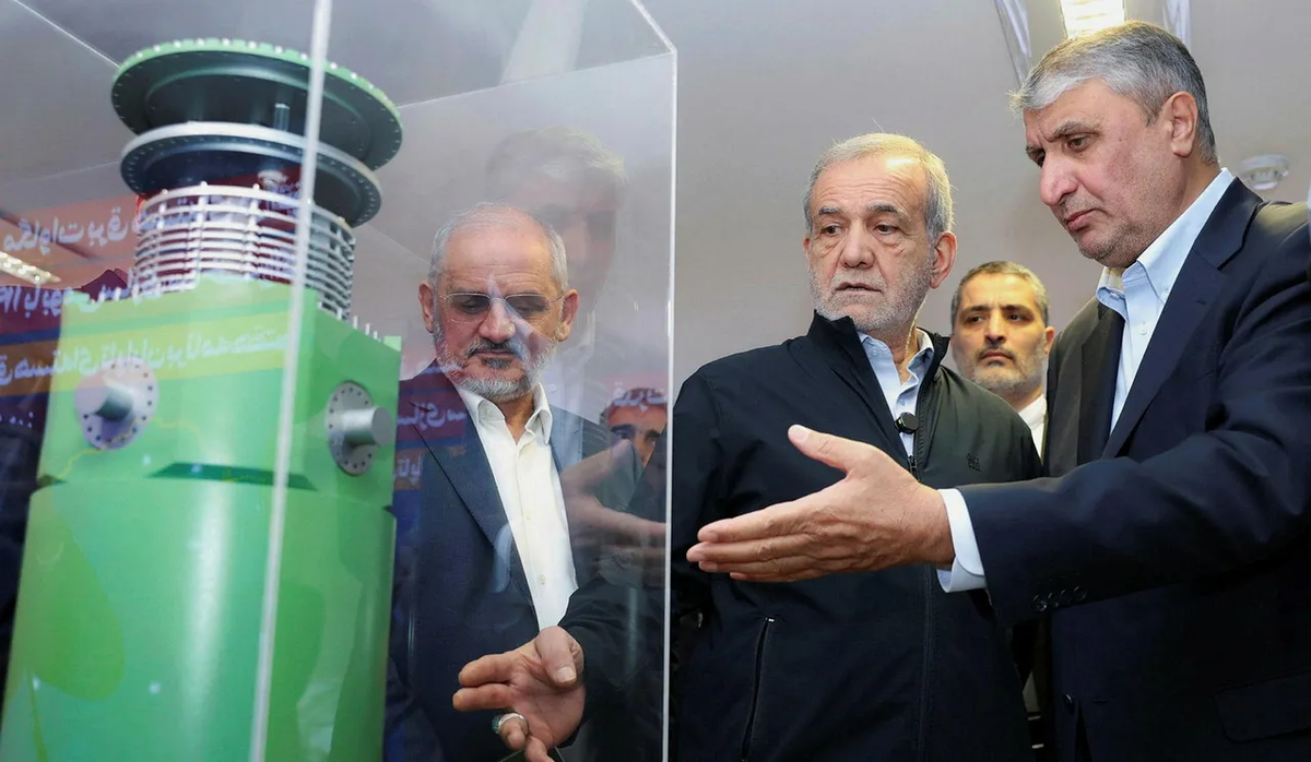 El presidente iraní Masoud Pezeshkian, segundo a la derecha, escucha al director de la Organización de Energía Atómica de Irán, Mohammad Eslami, en Teherán en abril.&nbsp;