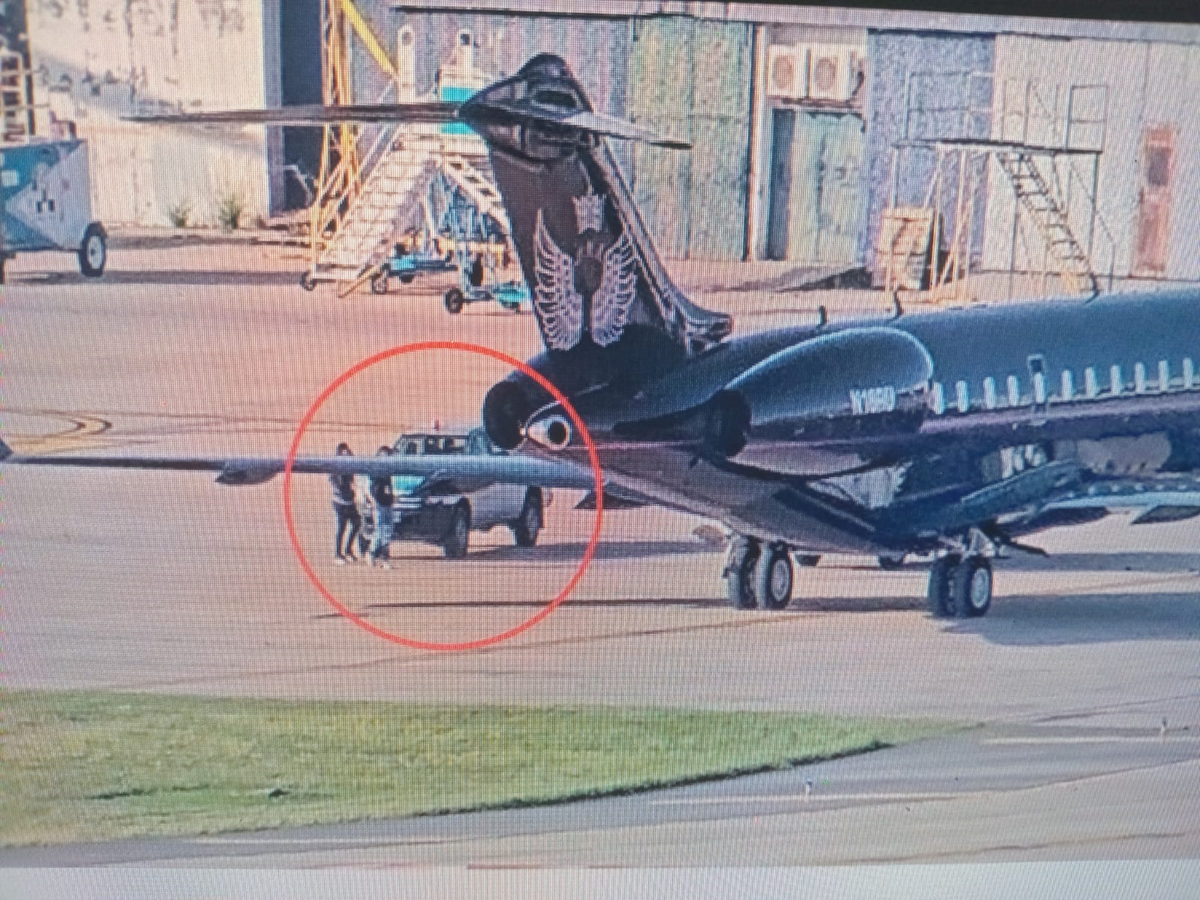El avión Bombardier de Leonardo Scatturice es asistido de manera especial en Aeroparque dentro de la pista
