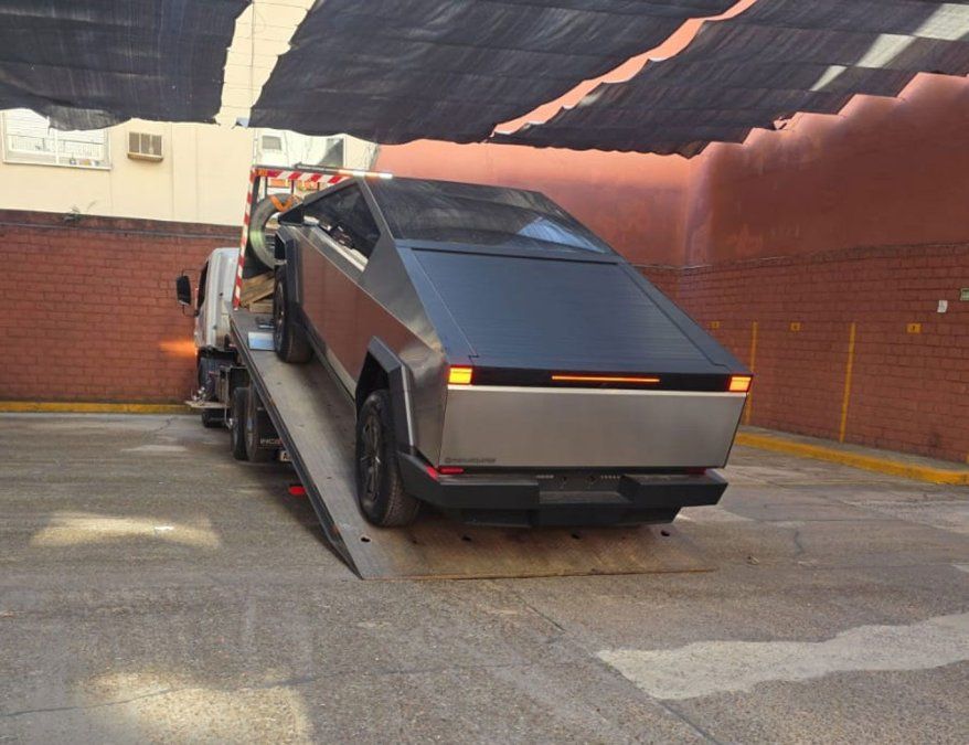 La CyberTruck del diputado libertario es retirada en grúa porque no está en condiciones legales para circular. La CyberTruck del diputado libertario es retirada en grúa porque no está en condiciones legales para circular.