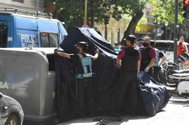 El bebé estaba envuelto en una toalla marrón y una bolsa negra de basura.