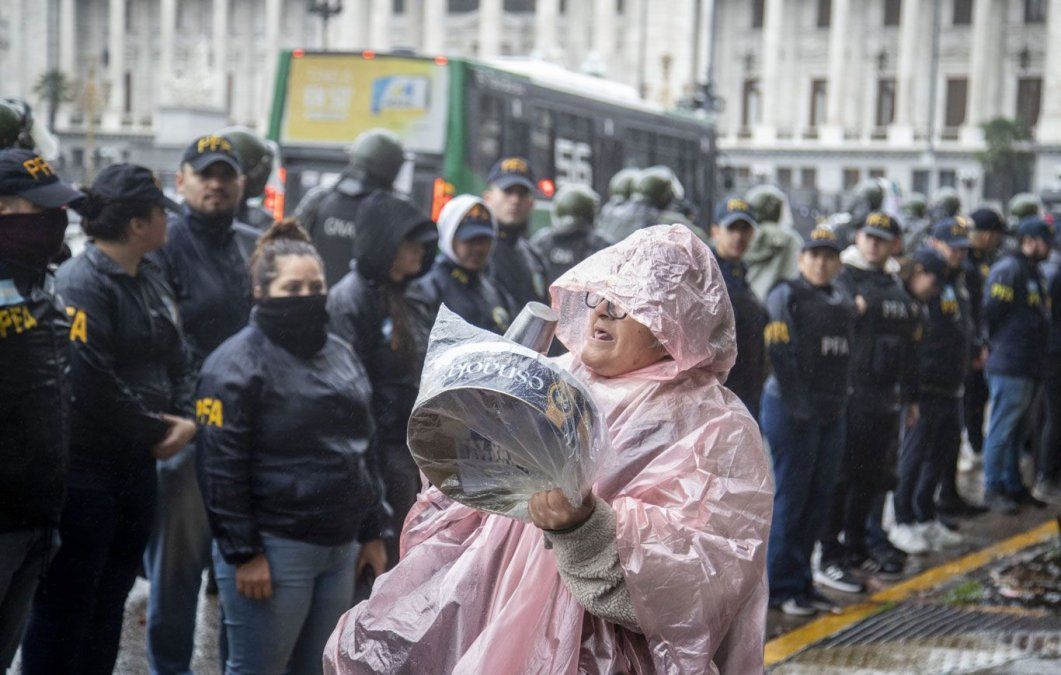 El protocolo antipiquetes aplicado en inmediaciones del Congreso durante la habitual protestas de los jubilados.&nbsp;