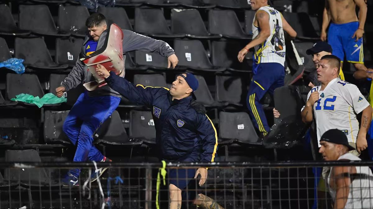 Los barras de Boca que provocaron disturbios y hablaron con Juan Román Riquelme en el partido ante Gimnasia La Plata fueron sancionados por el Gobierno. Los barras de Boca que provocaron disturbios y hablaron con Juan Román Riquelme en el partido ante Gimnasia La Plata fueron sancionados por el Gobierno.