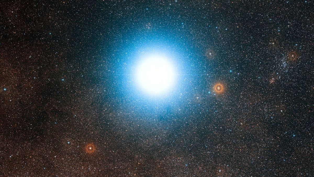 Cometas y meteoros de Alpha Centauri, nuestro sistema solar vecino, podrían llegar a la Tierra, siendo visibles solo desde el hemisferio sur, dice un estudio.