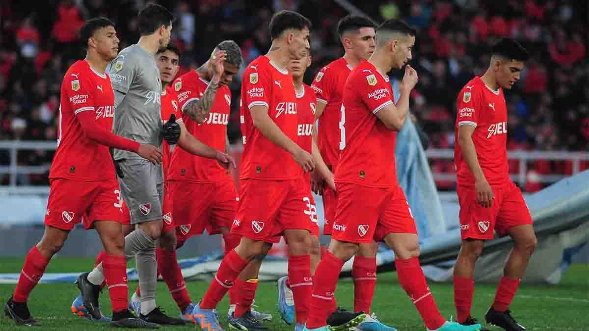 Independiente fue sancionado por la FIFA y deberá pagar la suma de 570.000 dólares para poder salir de una nueva inhibición y volver a sumar refuerzos. Independiente fue sancionado por la FIFA y deberá pagar la suma de 570.000 dólares para poder salir de una nueva inhibición y volver a sumar refuerzos.