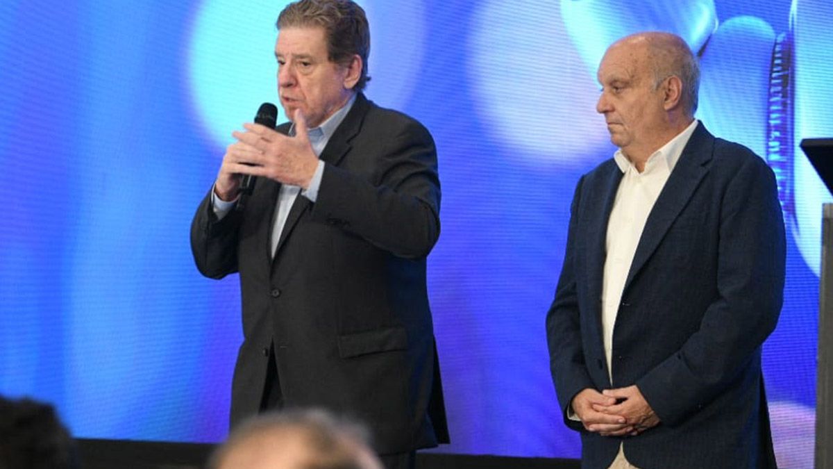 El Banco Ciudad organizó un seminario orientado a los emprendedores y a las PYMES para analizar la marcha del consumo y las nuevas generaciones. Imagen de Guillermo Laje, presidente del Banco Ciudad, y de Hernán Lombardi, ministro de Desarrollo Económico del Gobierno porteño. (Foto: Gentileza: Prensa Banco Ciudad) El Banco Ciudad organizó un seminario orientado a los emprendedores y a las PYMES para analizar la marcha del consumo y las nuevas generaciones. Imagen de Guillermo Laje, presidente del Banco Ciudad, y de Hernán Lombardi, ministro de Desarrollo Económico del Gobierno porteño. (Foto: Gentileza: Prensa Banco Ciudad)