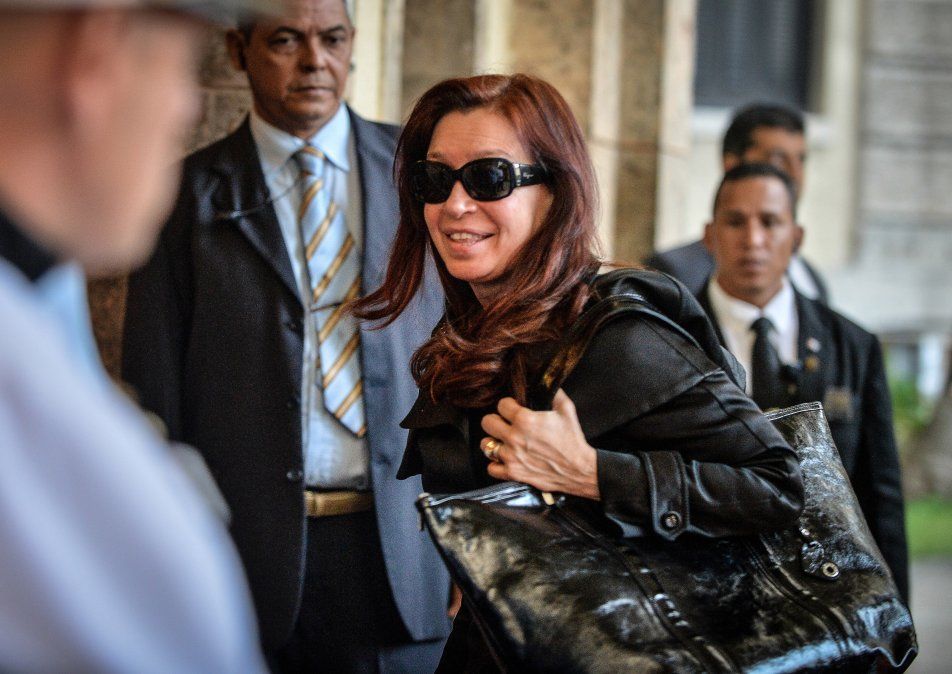Cristina Fernández, quien en los momentos complejos desaparece, no ha cambiado su fórmula y se marchó a Cuba tres días antes que empiece una cumbre de demócratas en el pináculo de la dictadura. (Foto AFP/NA)